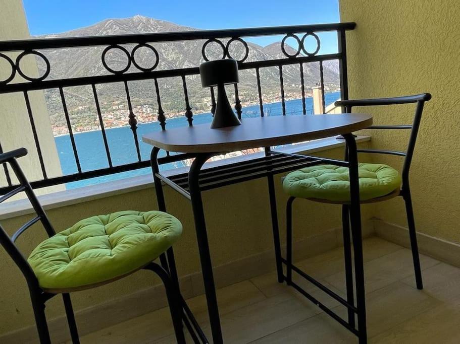 Modern Seaside Apartment With Balcony Tale Apartment Kotor Kültér fotó