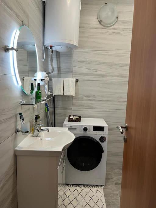 Modern Seaside Apartment With Balcony Tale Apartment Kotor Kültér fotó