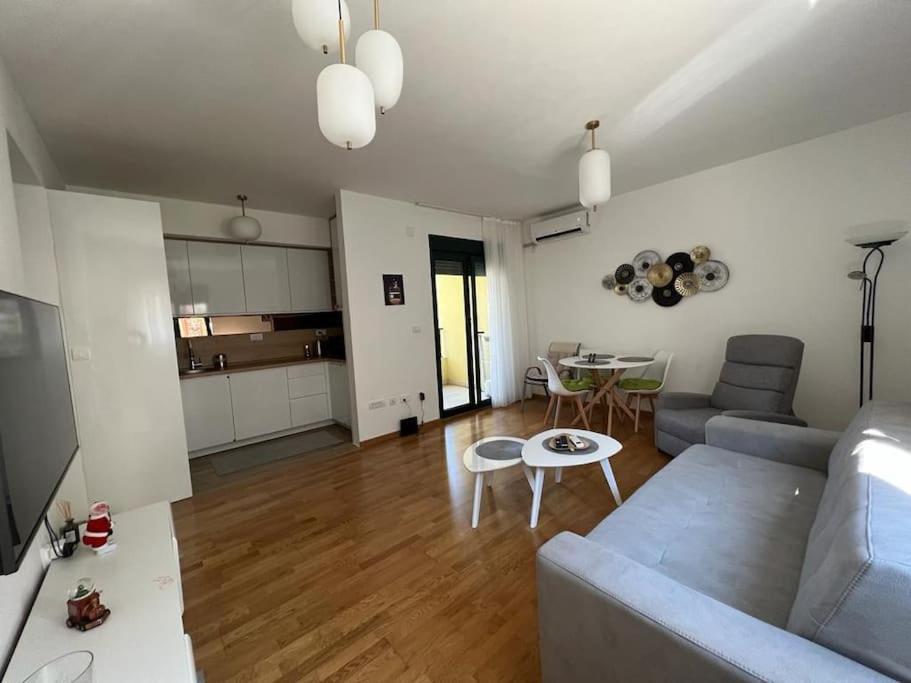 Modern Seaside Apartment With Balcony Tale Apartment Kotor Kültér fotó