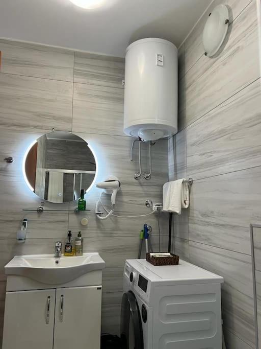 Modern Seaside Apartment With Balcony Tale Apartment Kotor Kültér fotó