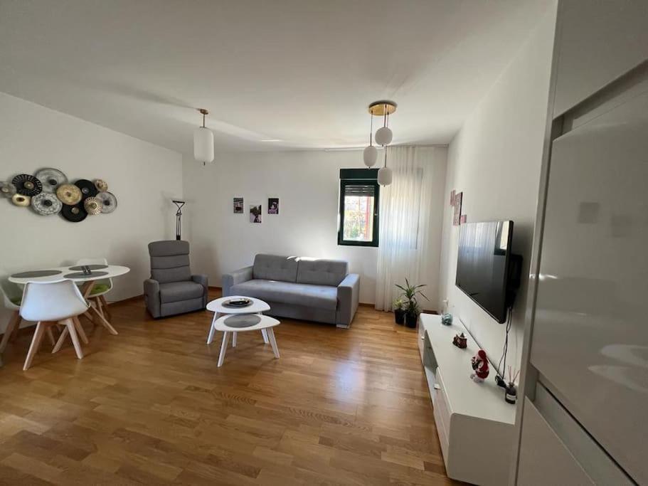 Modern Seaside Apartment With Balcony Tale Apartment Kotor Kültér fotó